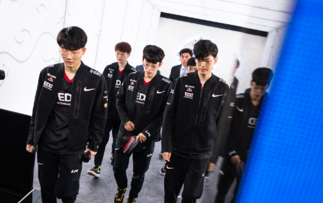 中卫在防守 中卫在防守